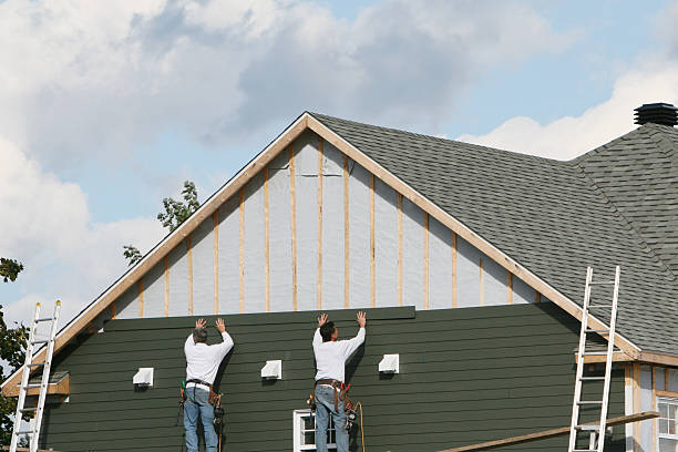 Professional Emergency Siding Repair technician working in Garden City, NY